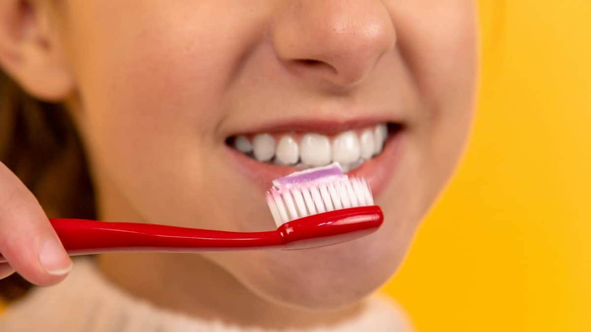 Brossage des dents avec une brosse souple et un dentifrice fluoré