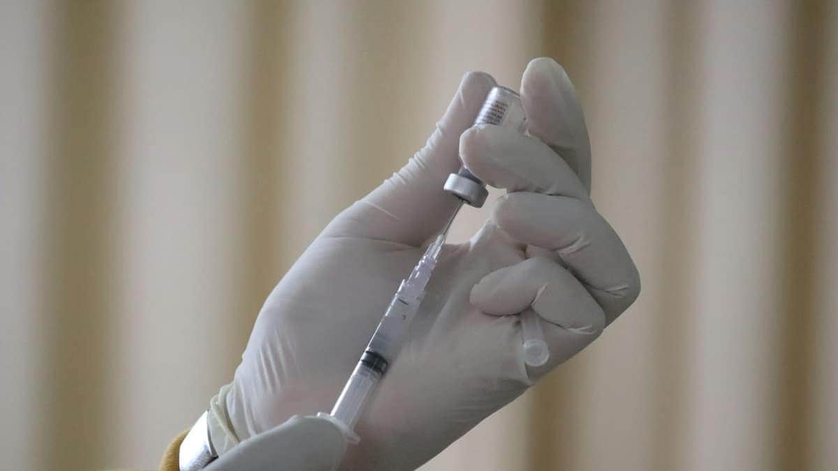 Préparation d'un vaccin avec une seringue